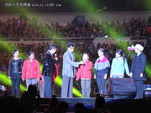 三星與中國電信發(fā)布年度商務(wù)旗艦W2014