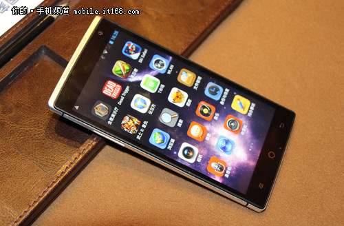 立體顯示+隔空操作 takee全息手機(jī)發(fā)布