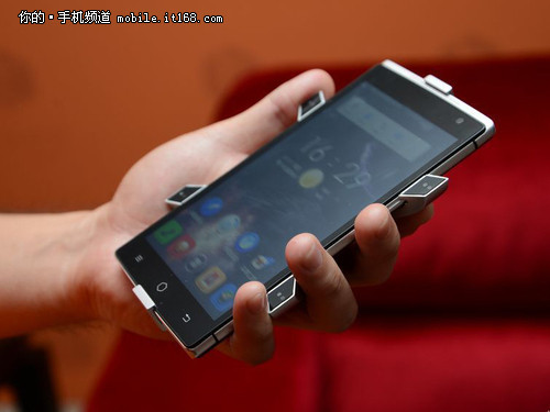 支持隔空操作 首部takee全息手機(jī)發(fā)布