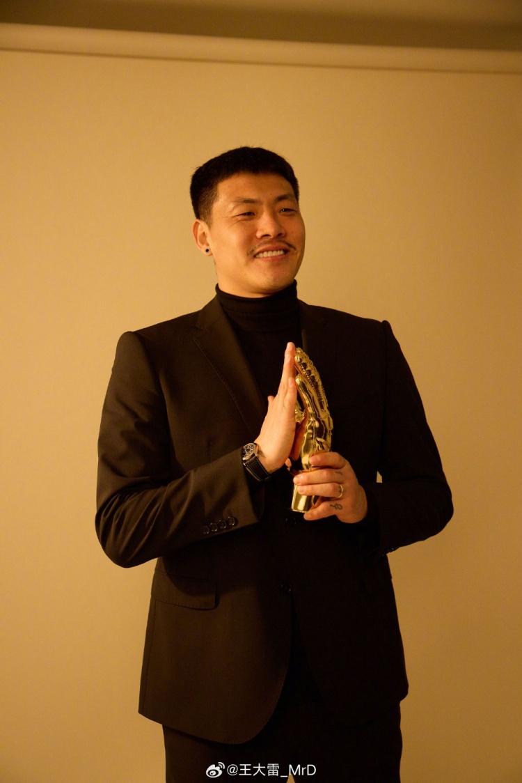  獲中國足球金手套獎，王大雷發(fā)文：既是榮譽也是鞭策自己的動力