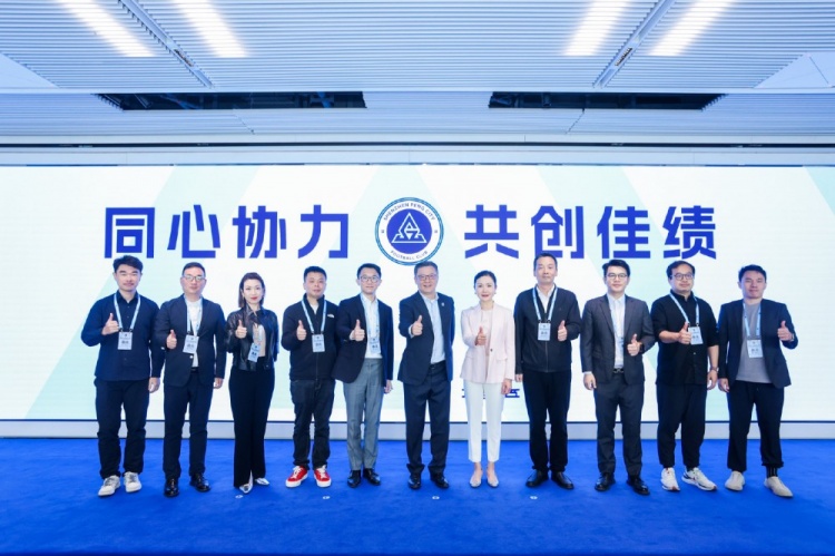  足球報：10家企業(yè)捧場新賽季出征儀式，深圳新鵬城進一步做強做優(yōu)
