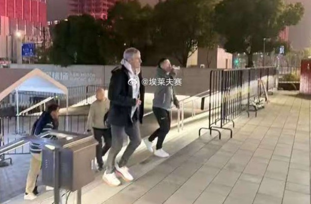  考察！博主：國安主帥塞蒂恩現(xiàn)場觀看海港與亞泰的比賽