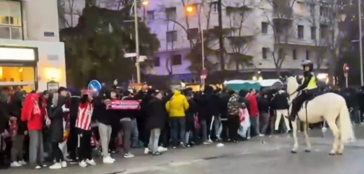  馬競球迷進入伯納烏時向人群投擲雜物，導(dǎo)致安保對其進行脫鞋檢查