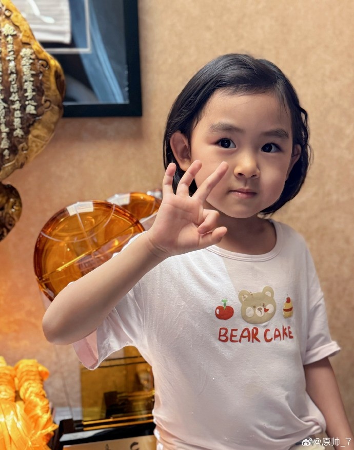  三分大賽三冠王！原帥曬三冠獎杯：完成了女兒給安排的任務(wù)！