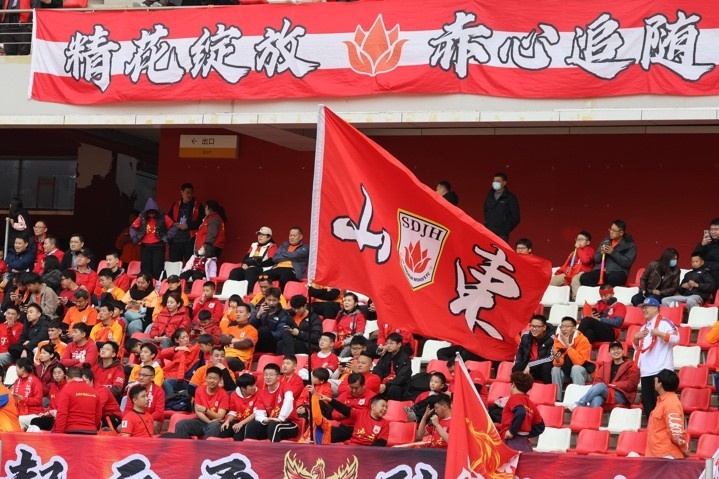 主場上萬名球迷的吶喊助威，給山東體彩女足征戰(zhàn)女超增添了能量與動力