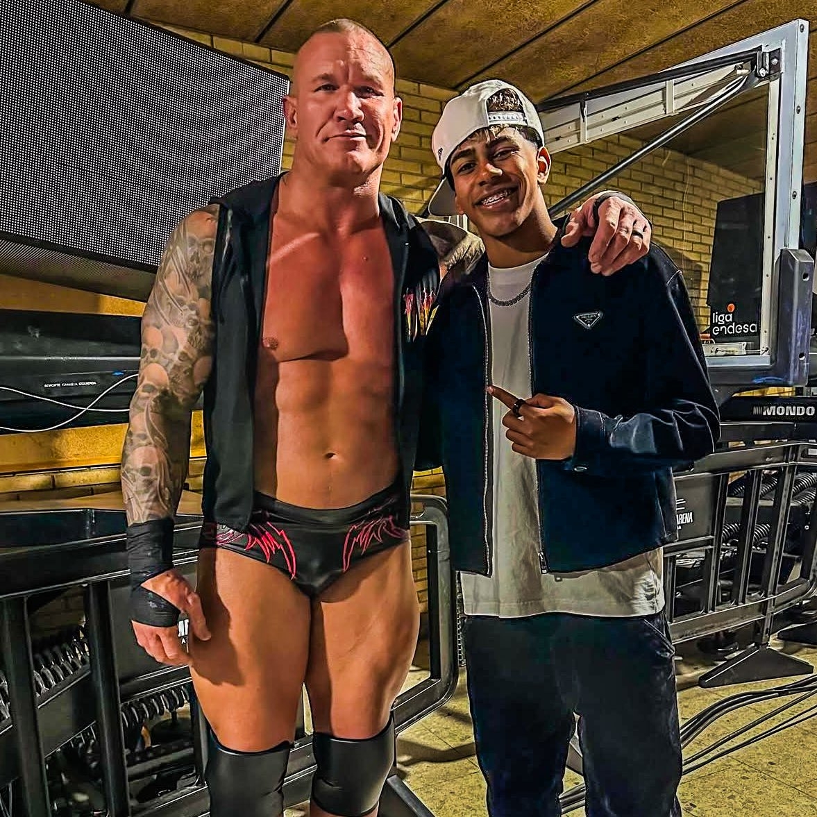  小心RKO！亞馬爾現(xiàn)場觀戰(zhàn)WWE，和奧爾頓、Triple H等合影