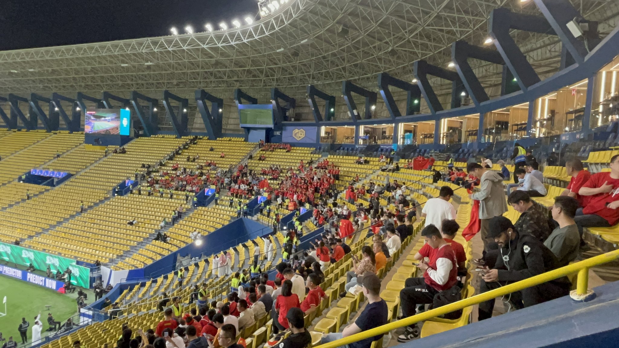  球票已售罄！中國球迷已經(jīng)入場，坐在球場上層沙特球迷區(qū)上方