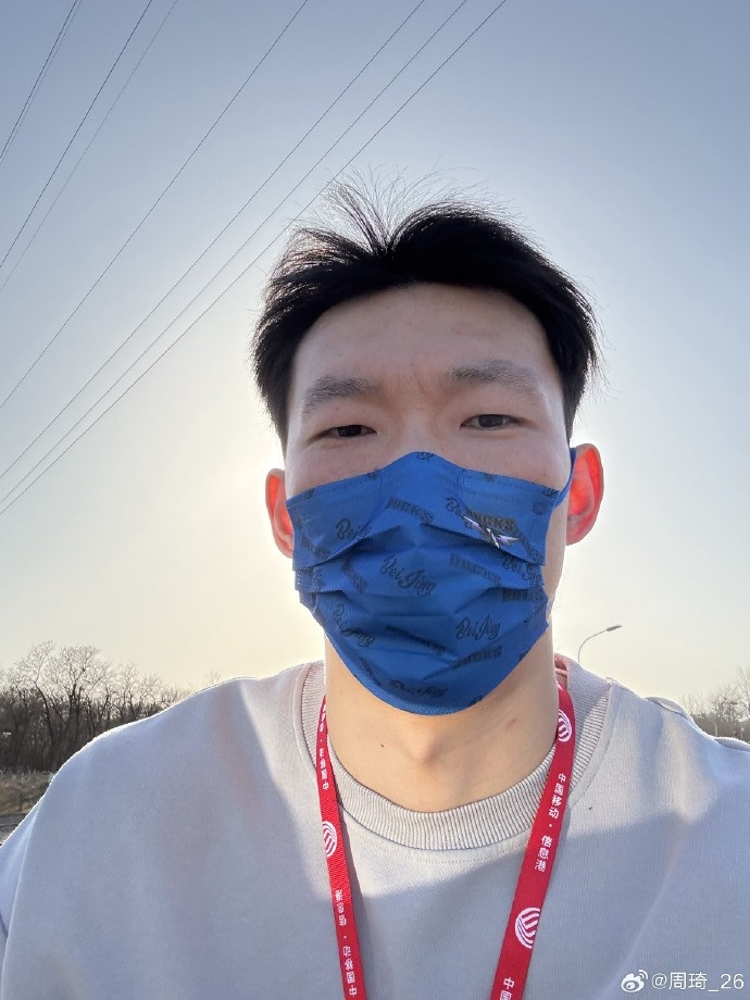  悠閑！周琦騎京牌電動車出行：太陽出來了 開京牌兜兜風(fēng)！