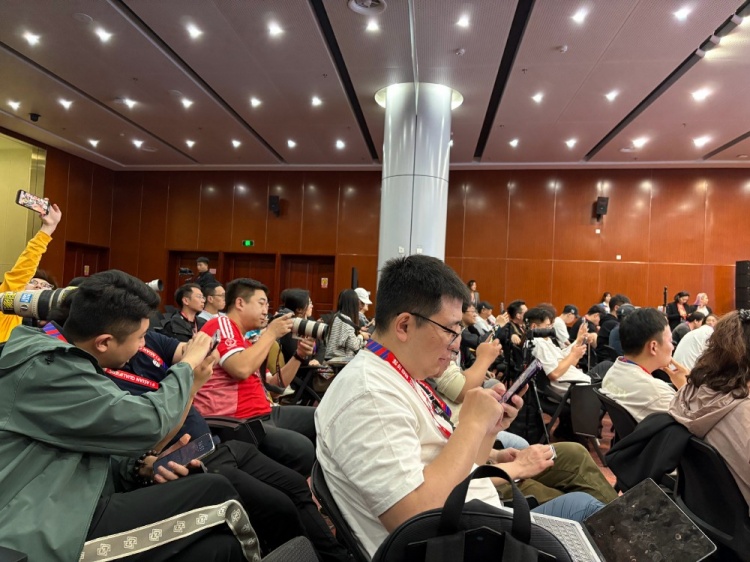  萬(wàn)眾矚目！記者擠滿國(guó)足賽前新聞發(fā)布廳，賽場(chǎng)記者預(yù)計(jì)超300人