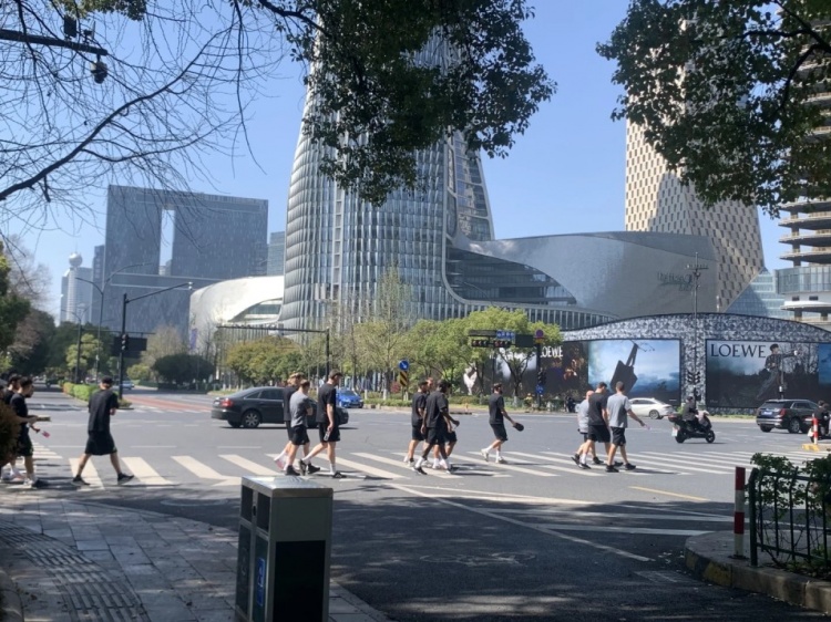  心態(tài)放松，有網(wǎng)友拍到澳大利亞隊(duì)早上在萬(wàn)象城citywalk