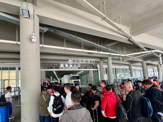  盛況空前！記者曬照：距離中澳之戰(zhàn)還有三小時(shí)，現(xiàn)場(chǎng)記者已超百名