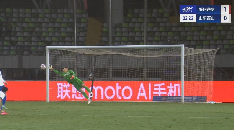  梅州開場2分鐘1-0泰山！茹子楠不停球抽射世界波攻破王大雷大門