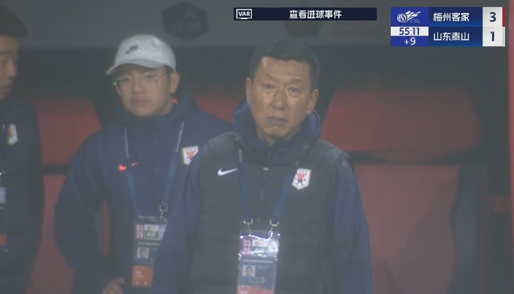  半場1-3落后遞補隊！場邊的崔康熙表情焦急