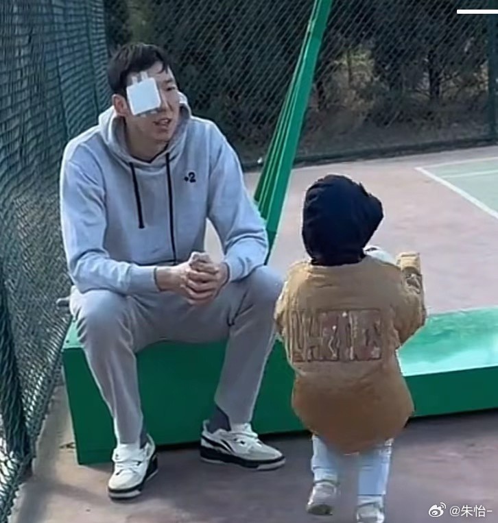  顧家好男人！記者曬出周琦手術(shù)后回歸家庭帶娃照片