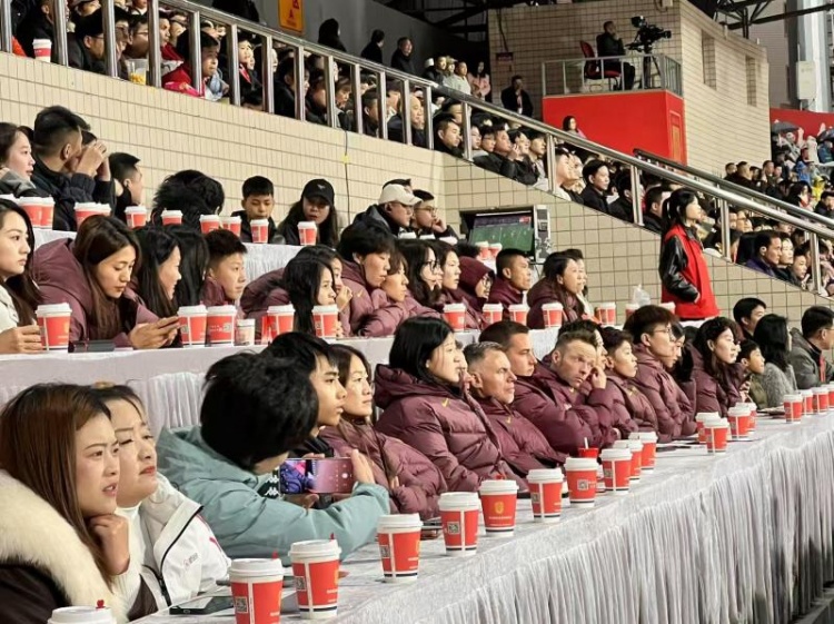  北青體育：中國女足現(xiàn)身中甲賽場，觀看重慶銅梁龍vs遼寧鐵人