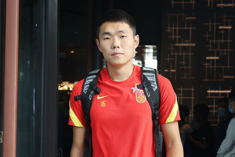  媒體人：國足征召5名邊后衛(wèi)真的有必要嗎？中場堆積眾多8號位