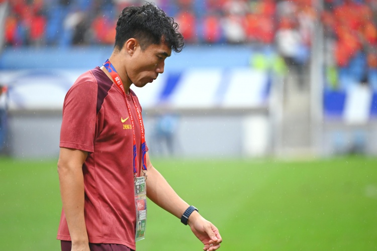 滬媒：單后腰讓國足防守承受更大壓力，若鄭智沒退役或能勝任