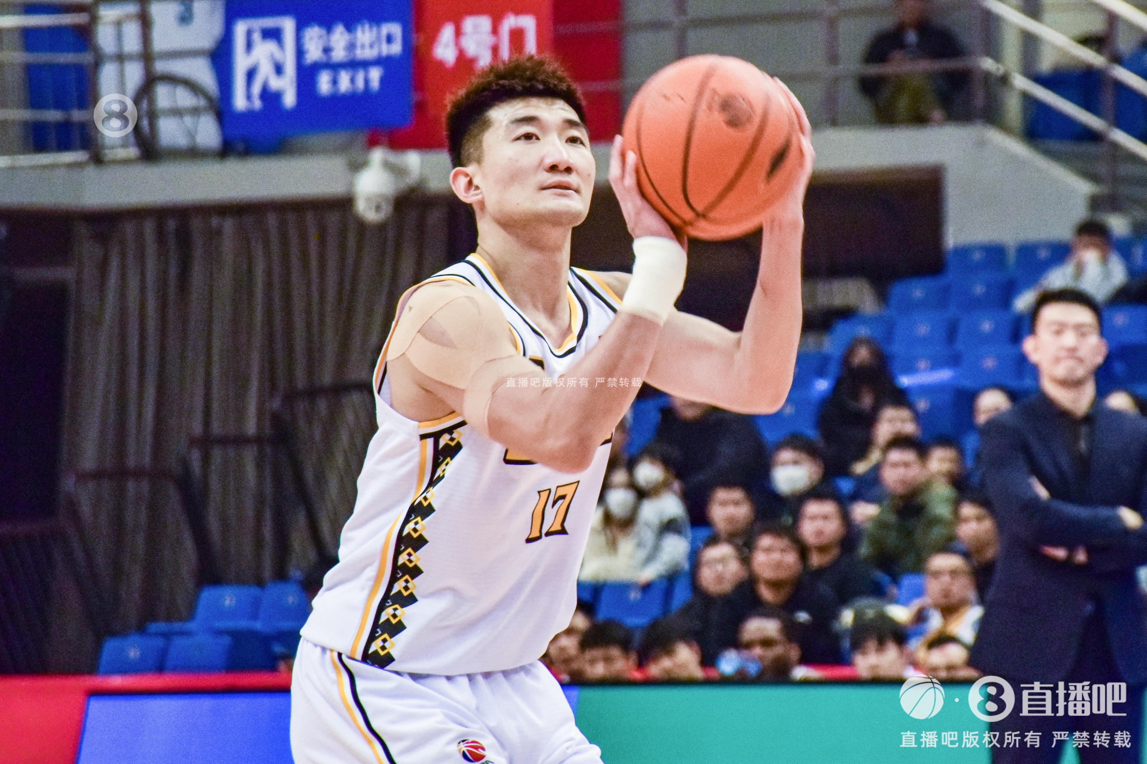  早日康復！探長：孫銘徽已經(jīng)脫掉保護靴 可以正常走路