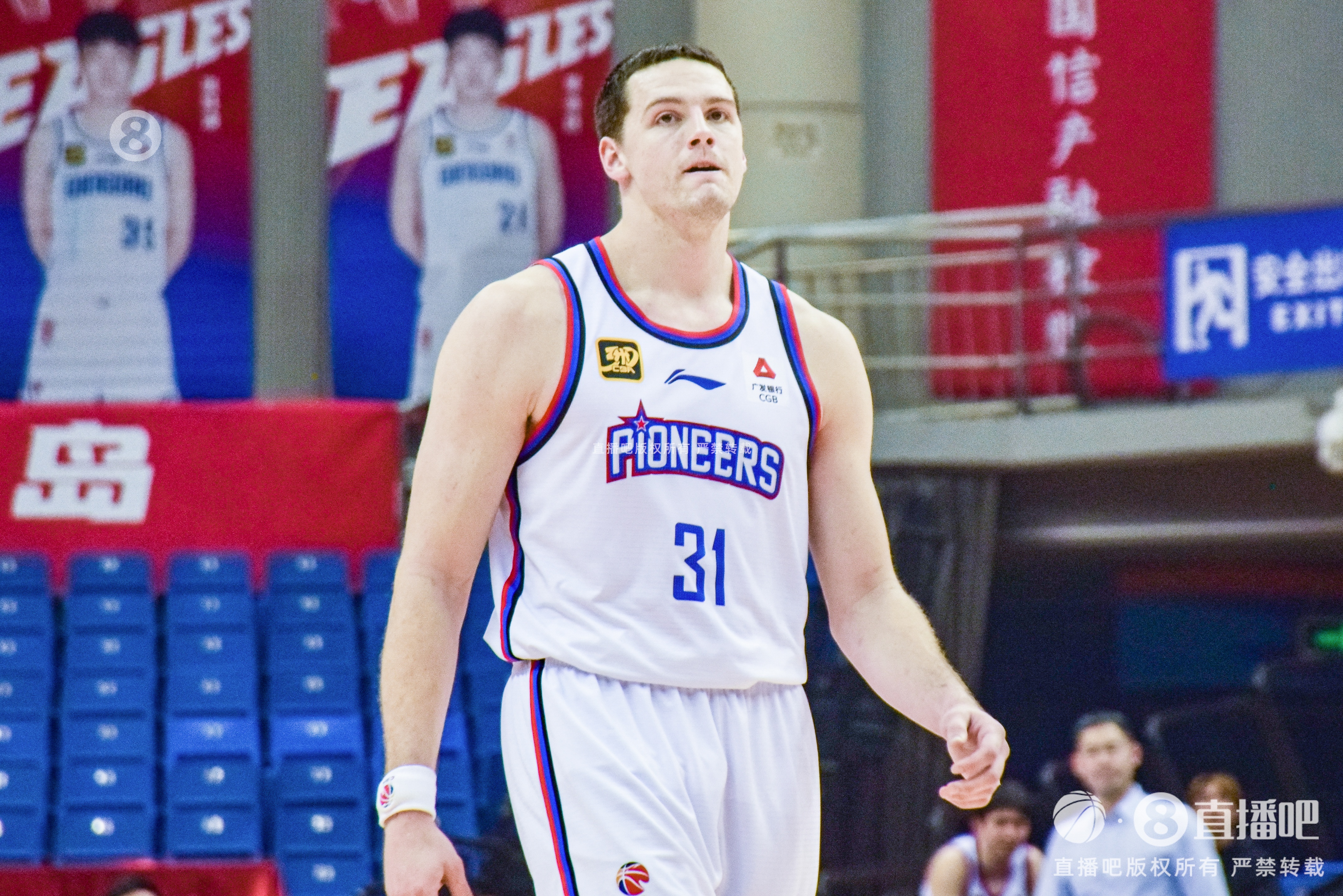  手感來遲了！大衛(wèi)-詹姆斯19中7&三分10中4拿到18分15籃板