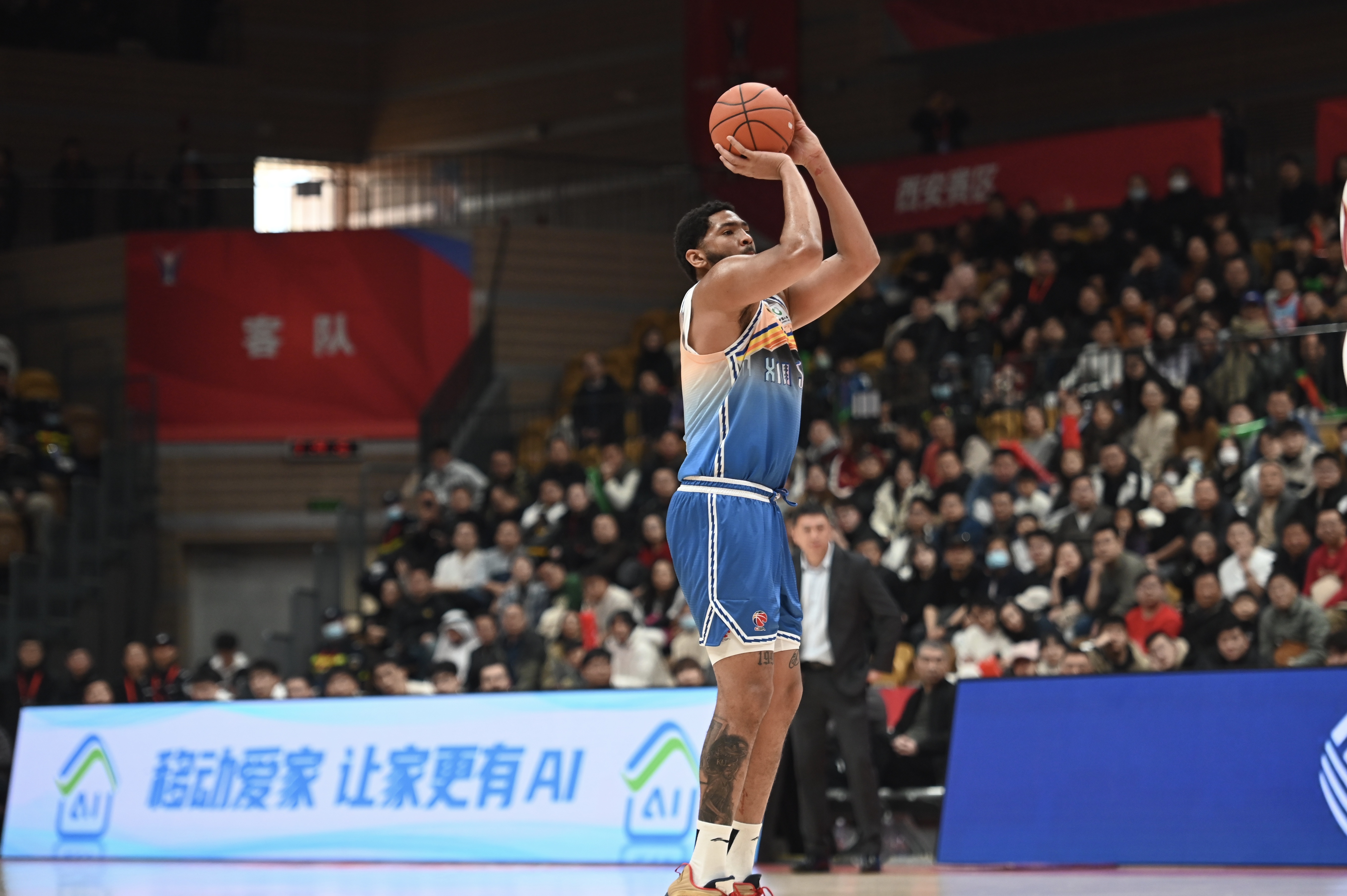  手感火熱！勞森半場(chǎng)7中6高效砍下17分5籃板 首節(jié)15分